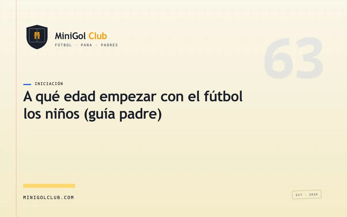 Niño pequeño con un balón mirando un campo de fútbol con dudas