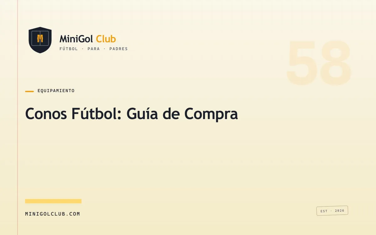 Conos de colores sobre césped para entrenamiento de fútbol infantil
