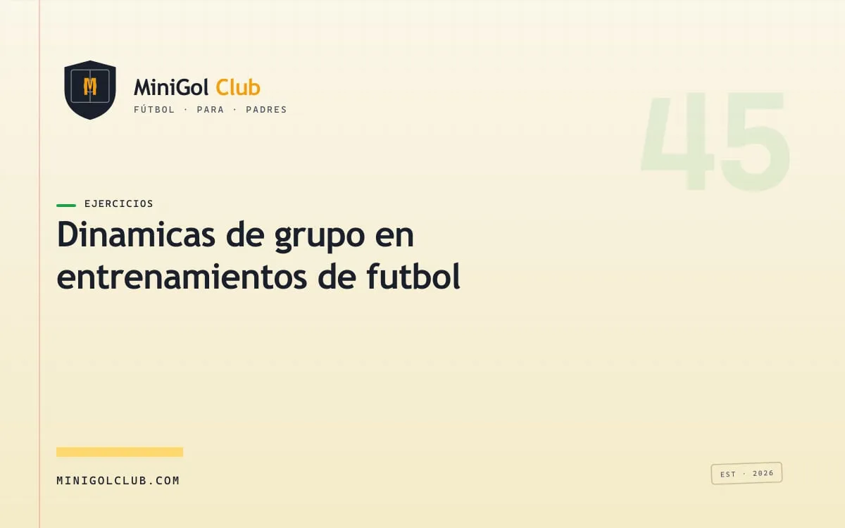 Equipo infantil de fútbol haciendo una dinámica de grupo en círculo en el césped