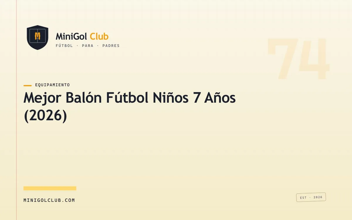 Balón de fútbol talla 4 sobre césped al lado de unas botas infantiles