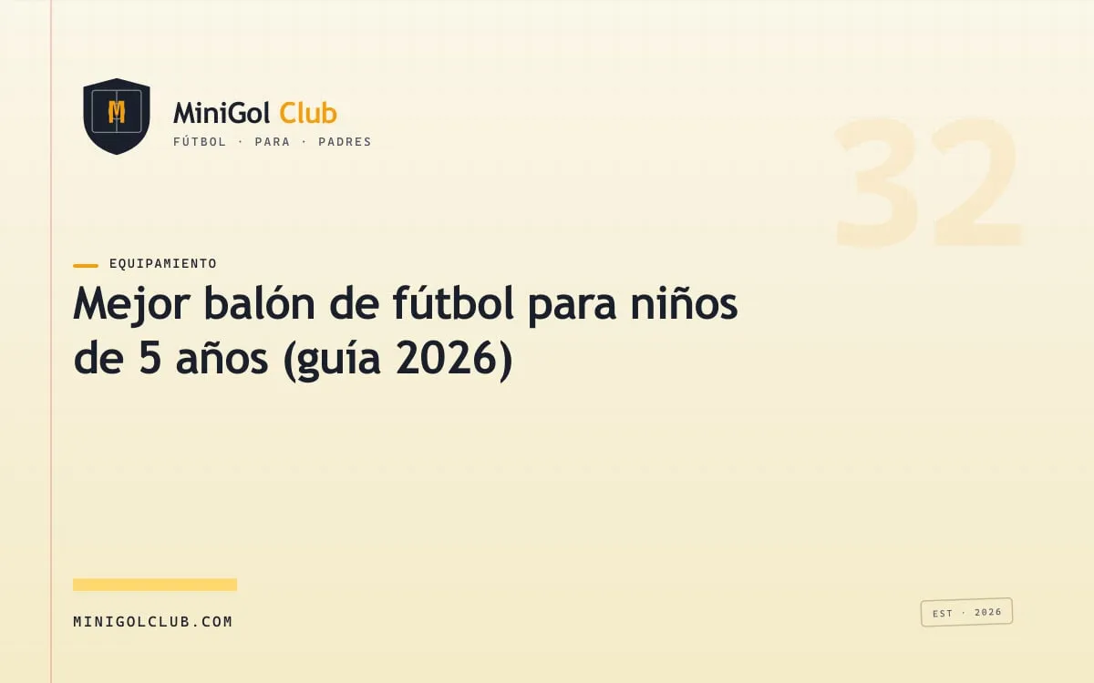 Balón de fútbol talla 3 sobre el césped junto a unas botas pequeñas