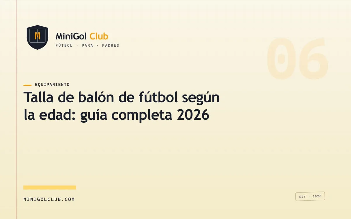 Tres balones de fútbol de distintas tallas sobre césped junto a botas infantiles